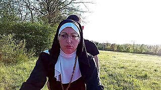 La Nonne Baise Contre Le Capot