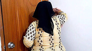 Egyptian Sexy Big Tits & Big Ass Office Worker Gets Fucked By Boss While Cleaning Office & Gets Prom