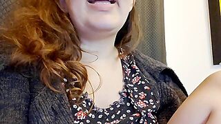 Camgirl Safada Respondendo Os Seguidores. Fique Excitado Com A Voz Dela Falando Coisas Aleatórias.